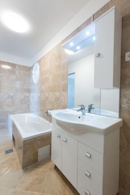 Vaci Close To Thermal Baths * Budapest